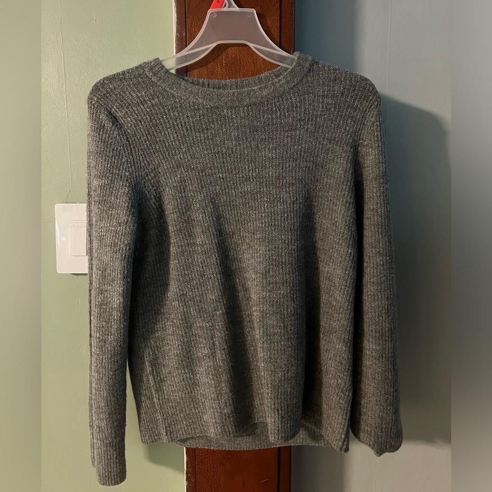 Old Navy grey sweater